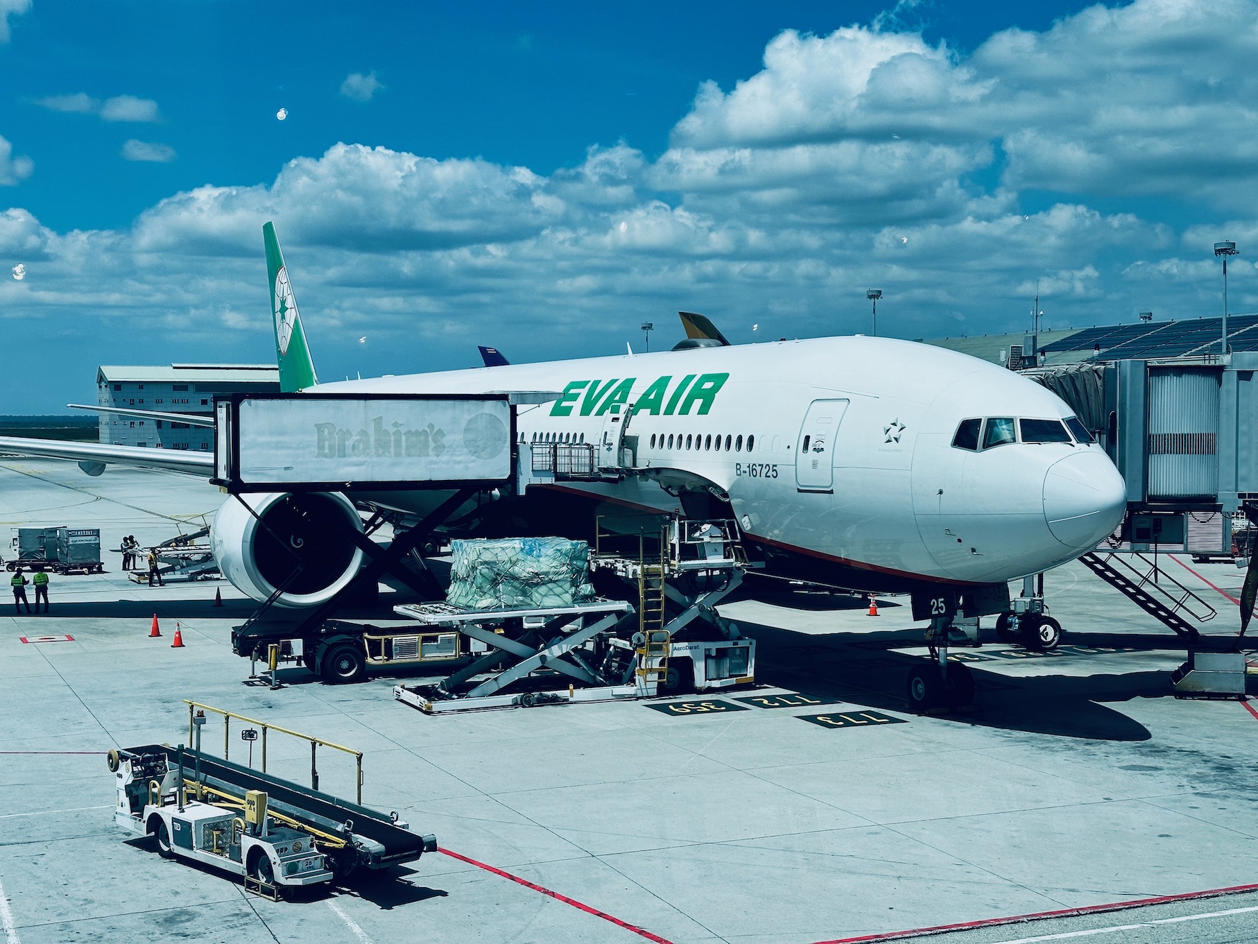 即日発送可能☆非売品☆EVA航空ファーストクラス限定リモワポーチ グレー非売品 アメニティあり 搭乗記エバー航空ビジネスクラス知っておきたい機内食と座席の魅力！